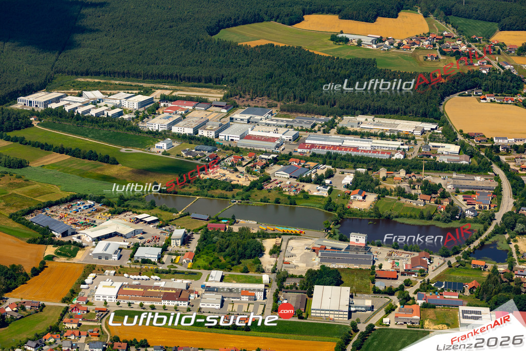 Die Luftaufnahme Gewerbegebiet - Roding wurde 2022 vom Flugzeug aus (keine Drohne) erstellt. Hohe Auflösung -für große Poster und Wandbilder geeignet - Garantiert!