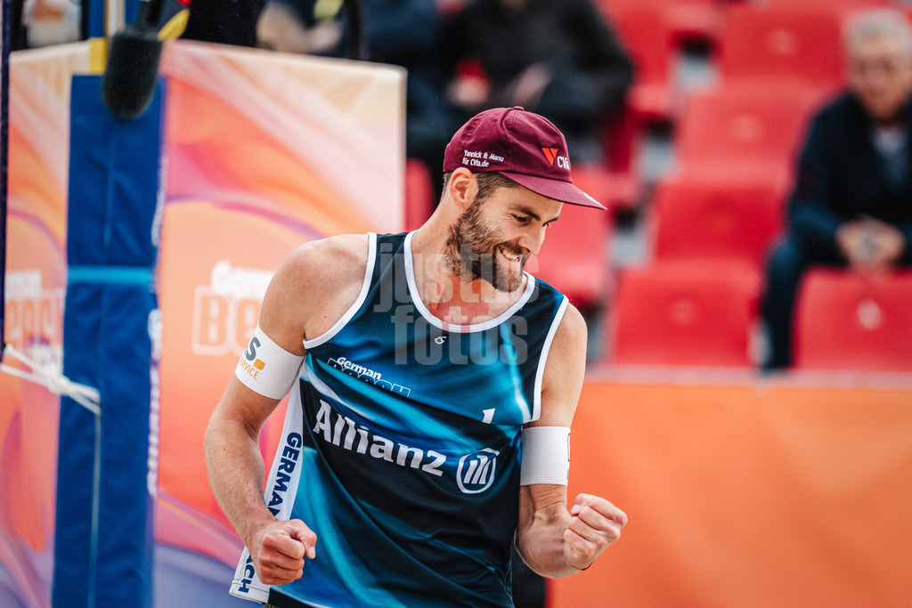 Beachvolleyball | Männer | German Beach Tour 2024 | Tourstop Bremen | 07.06.2024 | Manuel Harms jubelt und ballt die Faust