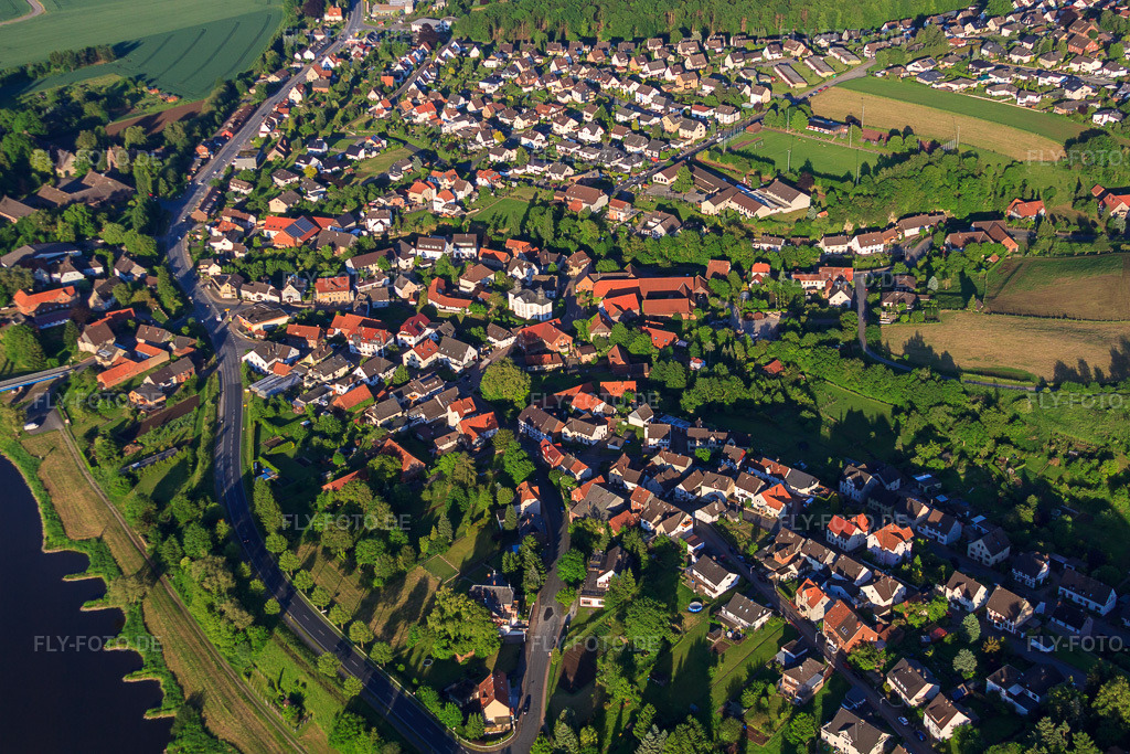 Luftbild: Fluß- Uferbereichen der Weser und der B83 in Hehlen im Bundesland Niedersachsen in Deutschland. Foto: IMG_65003.jpg vom 23.05.2014 durch Werner Riehm/FLY-FOTO.de