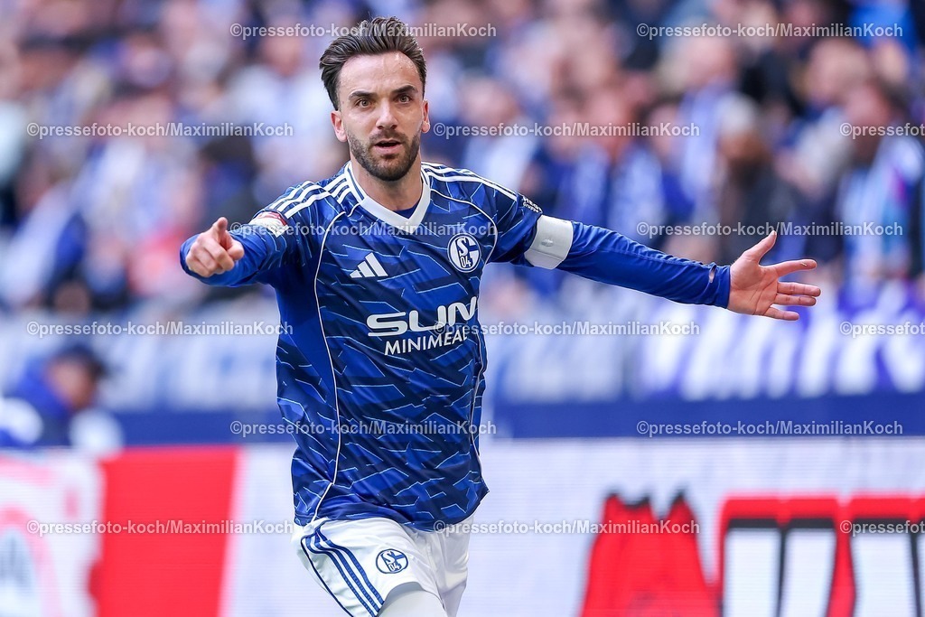 S0419042601011 | 19.04.2026, Fußball, FC Schalke 04 - SC Preußen Münster, 30. Spieltag, 2. Fußball Bundesliga, Veltins-Arena Gelsenkirchen, Saison 2025 2026: Torjubel nach dem Tor zum 1:0 durch Torschütze Kenan Karaman&nbsp;&nbsp;(Schalke04 #19)  DFB regulations prohibit any use of photographs as image sequences and or quasi-video.