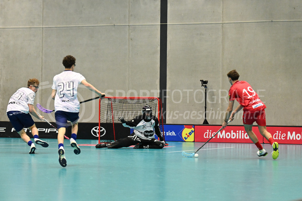 Switzerland B U19 vs Finland U19 - 2. February 2024 | Switzerland B U19 vs Finland U19
U19 Men International Matches in Switzerland
GoEasy Arena, Siggenthal Station
Switzerland forward #19 Noël Greber against Finland goalkeeper #31 Veikko Rauhanen.
Credit: Markus Aeschimann | <a href="https://www.markus-aeschimann.ch">Sportfotografie Markus Aeschimann</a> | <a href="https://www.instagram.com/sportfotografie.aeschimann">@sportfotografie.aeschimann</a> - Realisiert mit Pictrs.com