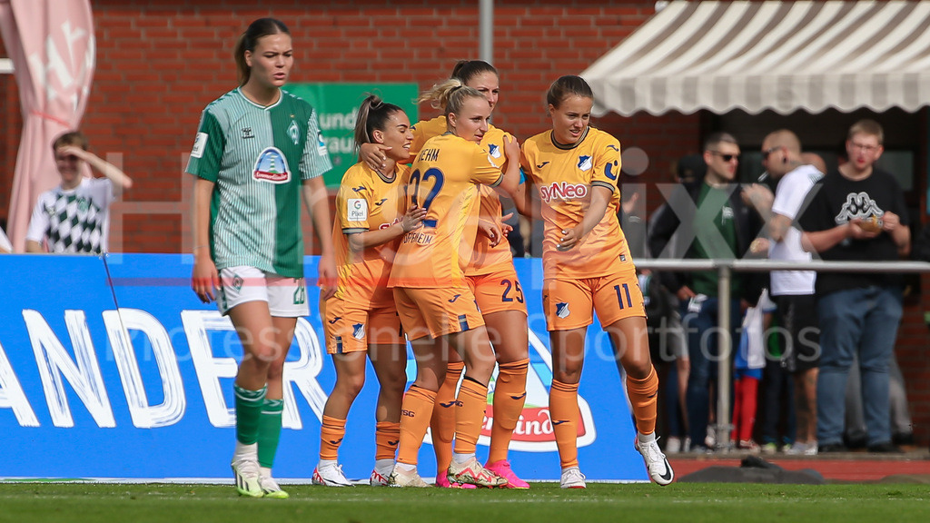 Fussball, Google Pixel Frauen-Bundesliga, SV Werder Bremen - TSG 1899 Hoffenheim | v.li.: Spielerinnen der TSG 1899 Hoffenheim mit Torjubel, Jubel, jubeln, jubelt, optimistisch, Spielszene, Highlight, Freude über das Tor zum 0:1, DIE DFB-RICHTLINIEN UNTERSAGEN JEGLICHE NUTZUNG VON FOTOS ALS SEQUENZBILDER UND/ODER VIDEOÄHNLICHE FOTOSTRECKEN. DFB REGULATIONS PROHIBIT ANY USE OF PHOTOGRAPHS AS IMAGE SEQUENCES AND/OR QUASI-VIDEO.