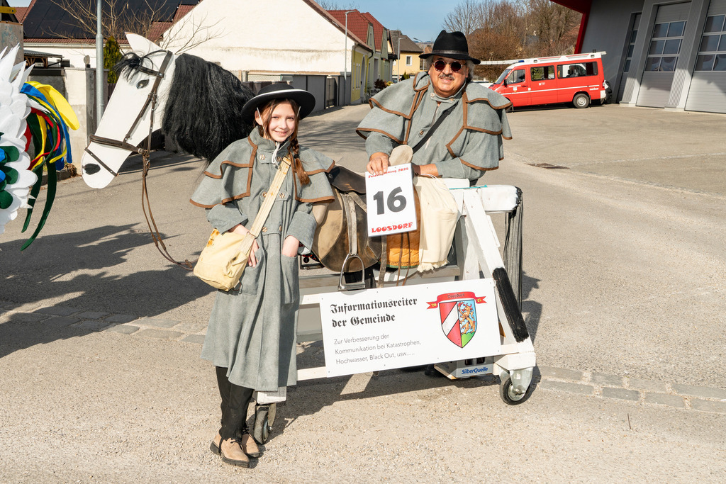 MASKEN-Gruppe_8860 | Fotostrecke: FASCHINGSUMZUG 2025 in Loosdorf. 22 Masken(gruppen)-Teilnehmer: Loosdorfer Vereine, Wirtschaftstreibende, Gemeindeabordnungen sowie Kreditinstitute. rund 700 Besucher entlang der Hauptstrasse. Veranstaltungs-Sicherung durch Mannschaft der FF-Loosdorf mit schwerem Gerät. Maskenprämierung am EKZ-Platz durch Bgm. Thomas Vasku in den Kategorien: Bester Festwagen (Fa. gkonzept-Groissenberger; Beste Personengruppe-ASK-Loosdorf; Beste Einzelperson; Weiteste Anreise-FF Schollach;
