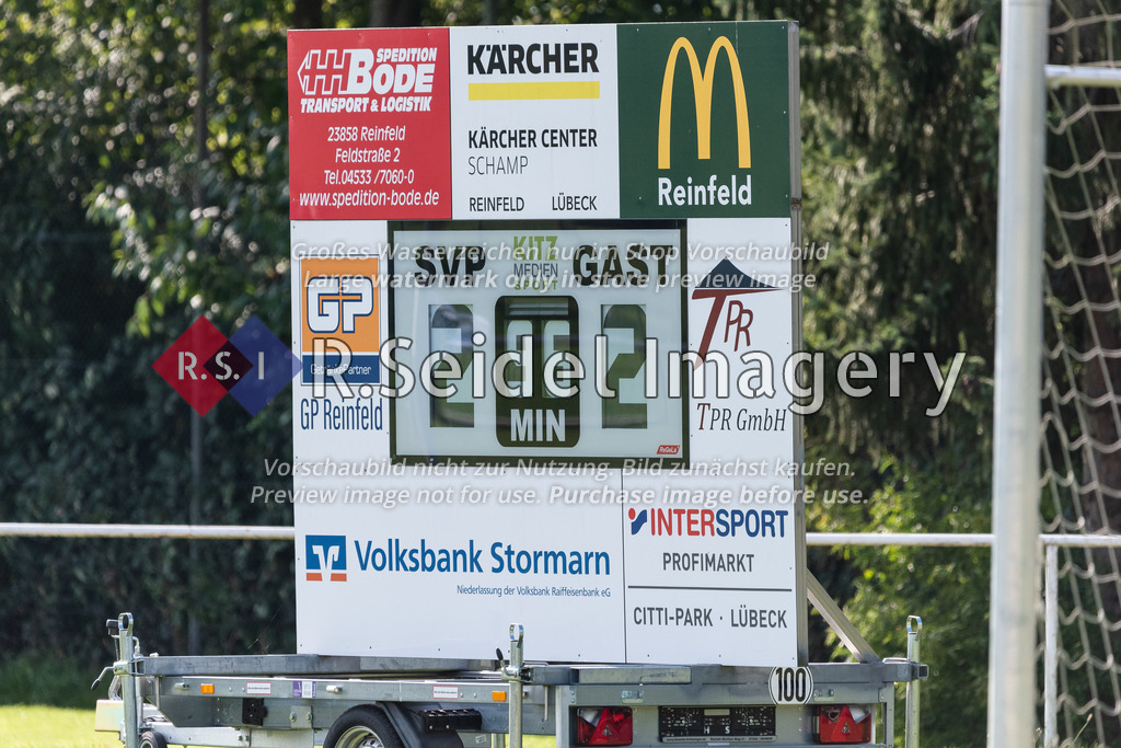 RS-1-002879 | Anzeigetafel: 2:2 Patt Endstand nach der 96. Minute, umrandet mit Werbung von Spedition Bode, Kärcher Center Schamp, McDonalds, GetränkePartner, Volksbank Stormarn, InterSport Profimarkt im CITTI-Park Lübeck und der TRP GmbH