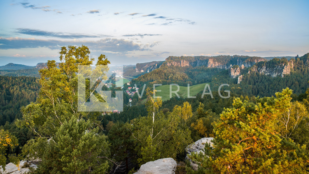 Wandbild-Pano-Gamrig-Rathen-Sonnenaufgang-A0003055 | Sonnenaufgang am Gamrig mit Blick auf Rathen - Realisiert mit Pictrs.com