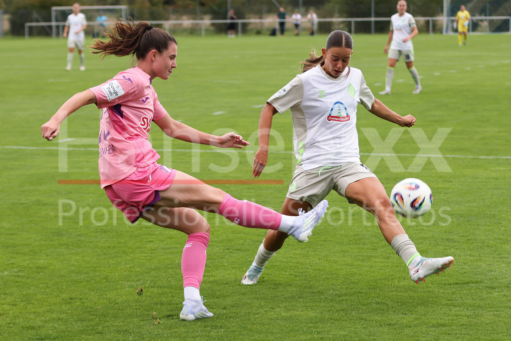 Fussball, Testspiel Frauen, TSG 1899 Hoffenheim - SV Werder Bremen | v.li.: Chiara Hahn (TSG 1899 Hoffenheim, 23) und Tuana Mahmoud (SV Werder Bremen, 10) im Zweikampf, Duell, Dynamik, Aktion, Action, Spielszene
