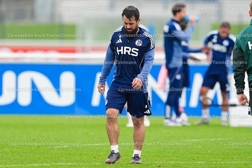 xYDR08102501078 | 08.10.2025, xydrx, Fußball, Öffentliches Training FC Schalke 04: Amin Younes (FC Schalke 04 #8) schaut zu Boden