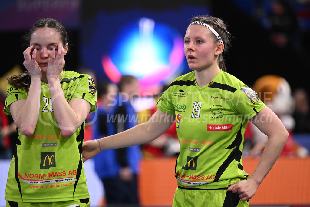 Kloten-Dietlikon Jets vs Skorpion Emmental Zollbrück - 15. April 2023 | Kloten-Dietlikon Jets vs Skorpion Emmental Zollbrück
Stimo Arena, Kloten
Enträuschung bei Nathalie Spichiger (#26 Skorpion Emmental Zollbrueck) und Nikol Pekárková (#19 Skorpion Emmental Zollbrueck).
Bild: Sportfotografie Markus Aeschimann | www.markus-aeschimann.ch - Realisiert mit Pictrs.com