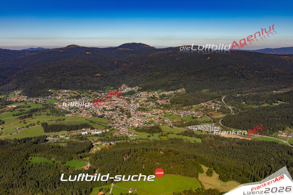 Das Luftbild der Stadt Bodenmais wurde 2021 vom Flugzeug heraus erstellt (keine Drohne) Aufnahmehöhe ca.450 Meter- hohe Bildauflösung und Druck-Qualität garantiert!