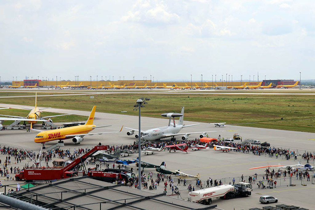 Foto: Leipzig - Flughafen Leipzig-Halle | Das Team hinter BILDLEXIKON LEIPZIG bündelt historische wie aktuelle Informationen über die Stadt Leipzig in Text und Bild auf einer Plattform und stellt diese der interessierten Öffentlichkeit zur Verfügung.