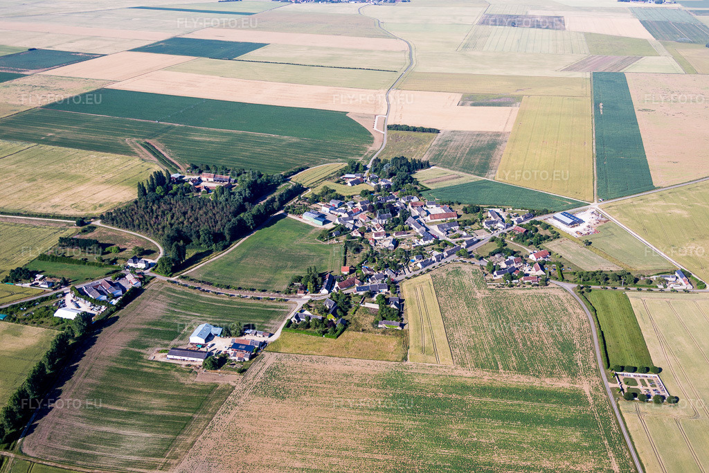 Vue aérienne: Champs agricoles et terres arables à Rhodon dans le département Loir et Cher, France. Photo: IMG_082231.jpg prise le 20/06/2015 par Werner Riehm/FLY-FOTO.eu – Résolution de l'original: 5472 x 3648 px