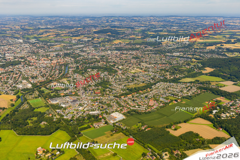 Neue Luftbildaufnahme der Stadt Herford - Das Luftbild wurde 2025 vom UL-Flugzeug heraus erstellt ( keine Drohnenaufnahme ) - Hochauflösende Luftaufnahme - für Wandbilder und großformatige Ausdrucke geeignet. Das besondere Geschenk!Hier alle&nbsp;Infos zur Lizenzierung der LuftaufnahmeWir fliegen auch dieses Jahr wieder in Ihre Region um Luftbilder zu erstellen.- Luftbild anfragen
