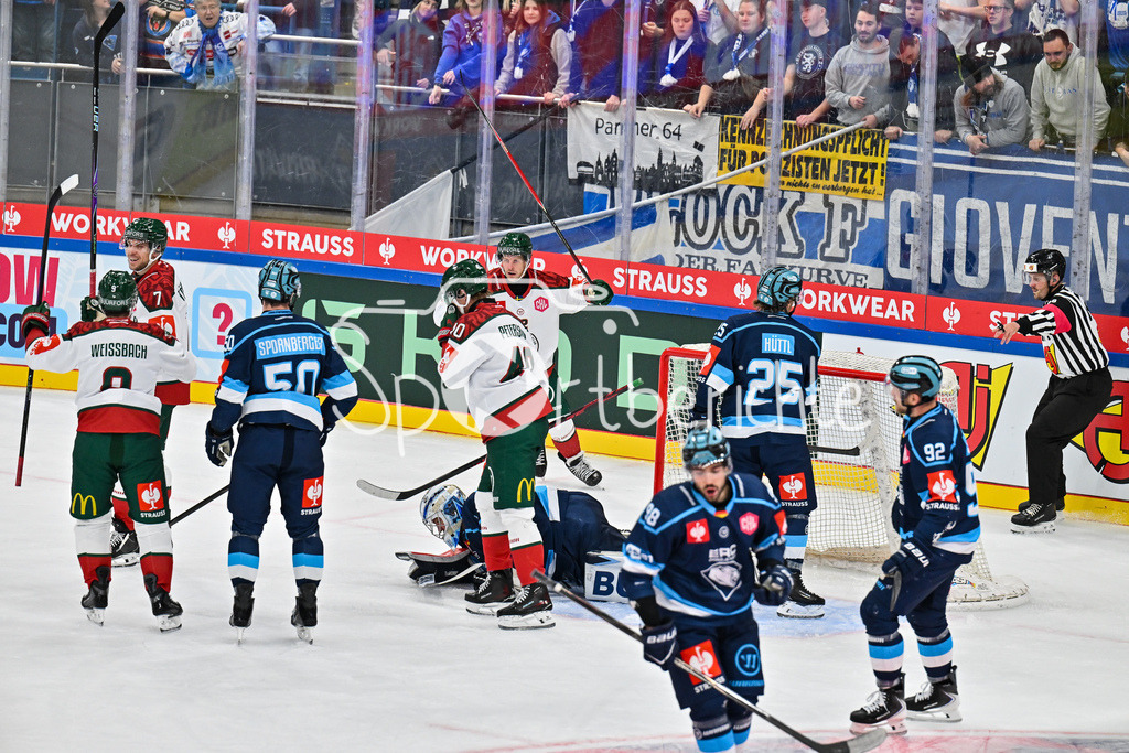 ERC Ingolstadt - Frölunda HC | INGOLSTADT, GERMANY - 02. DECEMBER: Jubel der Schweden nach dem Treffer zum 1-2 durch Henrik TÖMMERNES (Frölunda Gothenburg 7) / Tor / Torschuetze / Freude / Happy beim Match zwischen dem ERC Ingolstadt und Frölunda HC beim Hinspiel im Viertelfinale der Champions Hockey League in der Saturn Arena