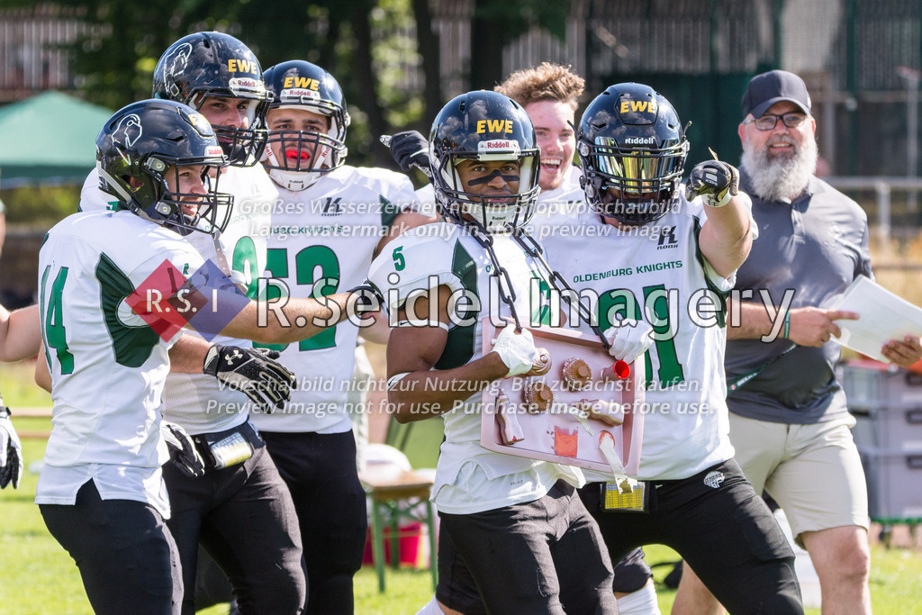 American Football, Saison 2022, Regionalliga Nord, Hamburg Blue Devils - Oldenburg Knights, Dr.-Hermann-Schnell-Sportplatz (Hamburg), 06.08.2022, 07. Gameweek | Die Defense jubelt nach der Interception von Ikenna Ukachu (#5, Oldenburg, DB), der sich symbolisch ein Essenstablett umgehängt hat. 

Im Bild (v.l.n.r.): Timo Löffler (#14, Oldenburg, DB), Tafilj Colakovic (#9, Oldenburg, DE), Can Geißler (#52, Oldenburg), Ikenna Ukachu (#5, Oldenburg, DB), Maarten Falkenstem (#11, Oldenburg), Jannik Birk (#91, Oldenburg, LB)