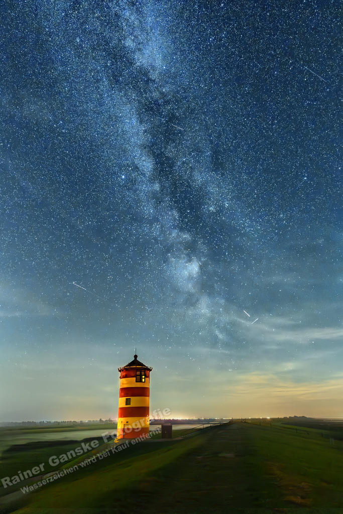 20230908 Pilsumer Leuchtturm mit Milchstraße | Onlineshop mit Bildern von Stränden, Häfen und Meer. Leinwände, Poster, Kalender und andere Materialien erhältlich. Kommerzielle Lizenzen möglich.  - Realisiert mit Pictrs.com