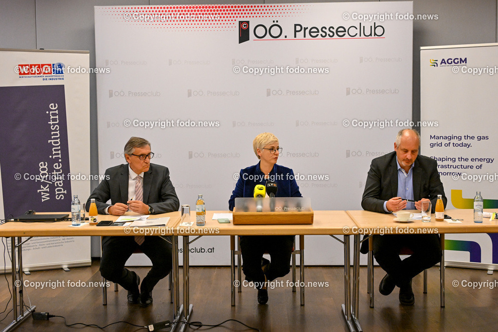 Pressekonferenz WKO Oberoesterreich_ Gasversorgung_ 03.05.2024-7 | 03.05.2024, Presseclub Linz, AUT, Pressekonferenz WKO Oberoesterreich, Ooe. Wirtschaft benoetigt sichere Gasversorgung und Wasserstoff-Perspektive, im Bild Erich Frommwald (Obmann der Sparte Industrie der Wirtschaftskammer Ooe), Doris Hummer (Praesidentin der Wirtschaftskammer Ooe), Bernhard Painz (Vorstand der AGGM Austrian Gas Grid Management AG)