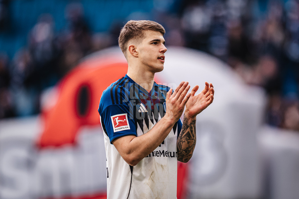 Fußball | Männer | Saison 2025/2026 | 1. Fußball-Bundesliga | 28. Spieltag | Hamburger SV vs. FC Augsburg | 04.04.2026 | Luka Vuskovic (#44, HSV) applaudiert den Fans nach dem Spiel