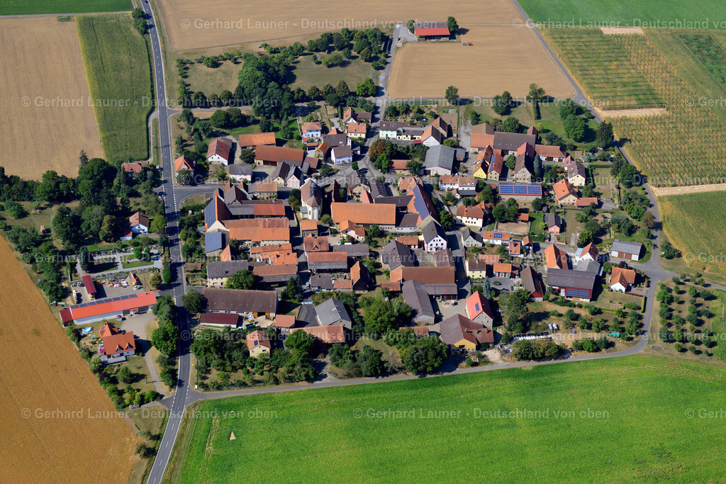 3650486 | HöTTINGEN 13.09.2016 Landwirtschaftliche Nutzflächen und Feldgrenzen  umsäumen das Siedlungsgebiet des Dorfes in Höttingen im Bundesland Bayern, Deutschland // Agricultural land and field boundaries surround the settlement area of the village  in Höttingen in the state Bavaria, Germany Foto: Gerhard Launer
