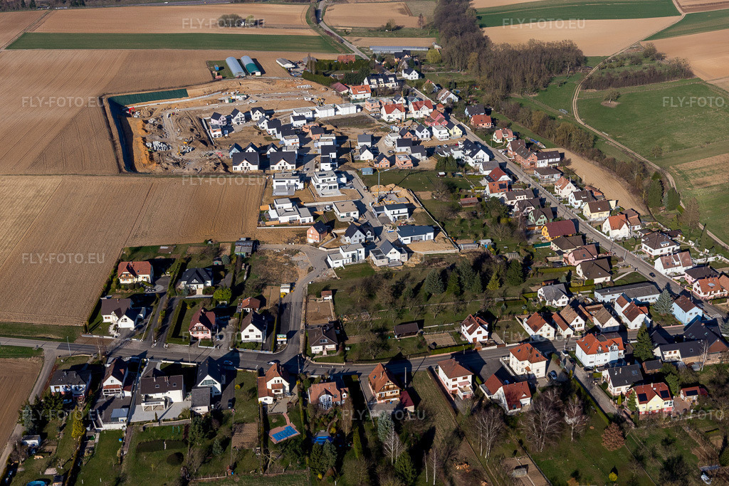 Vue aérienne: Vue de la ville à Schwindratzheim dans le département Bas Rhin, France – .Photo: IMG_097615.jpg prise le 16/03/2017 par Werner Riehm/FLY-FOTO.eu – Résolution de l'original: 5345 x 3563 px