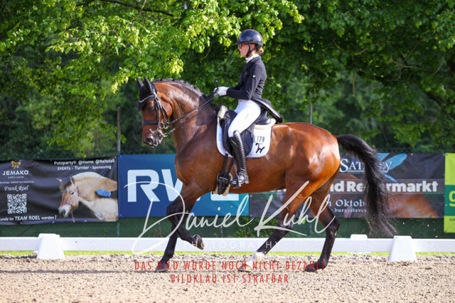 DKP41572 | Turnierfotos kaufen im Webshop von Daniel Kuhl Photography – entdecke professionelle Reitsportfotos aus Turnieren & Events. Hochwertige Turnierbilder online bestellen & sichern. Jetzt Fotos von Reitsportturnieren kaufen!