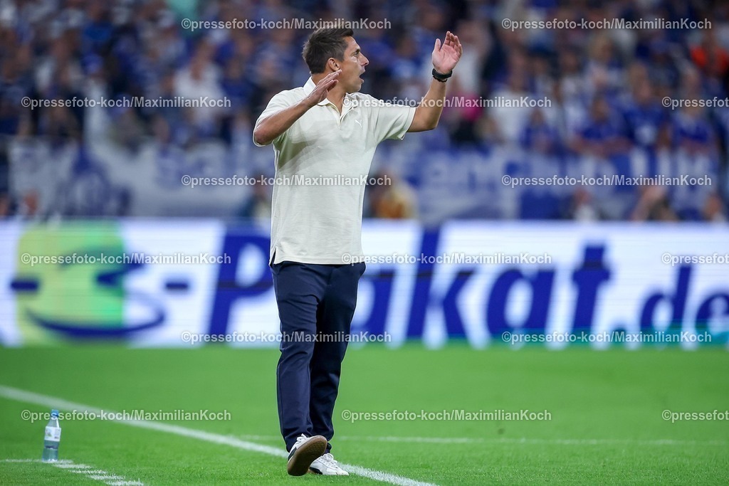 S0413092501065 | 13.09.2025, Fußball, FC Schalke 04 - Holstein Kiel, 5.Spieltag, 2. Fußball Bundesliga, Veltins-Arena Gelsenkirchen, Saison 2025 2026: Cheftrainer Marcel Rapp (Holstein Kiel)  gestikulierend am Spielfeldrand DFB regulations prohibit any use of photographs as image sequences and or quasi-video.