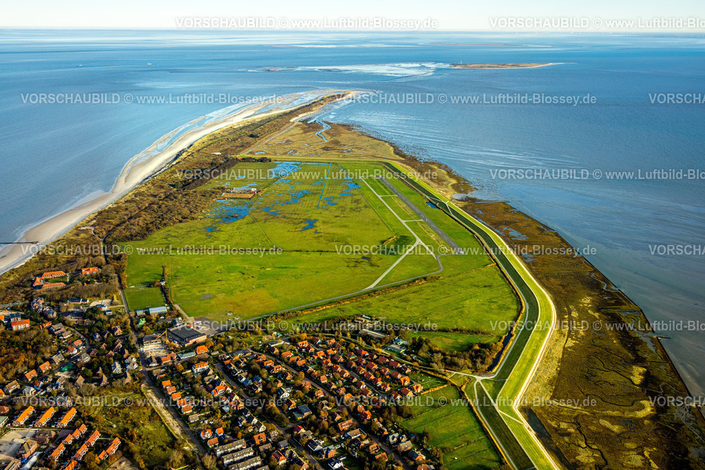 Friesland251106535Wangerooge | Luftbild, Wangerooge Zentrum Wohngebiet mit Ostteil der Insel und Flugplatz Wangerooge (EDWG/AGE), Sandstrand und Buhnen, Wangerooge, Norddeutschland, Ostfriesland, Niedersachsen, Deutschland