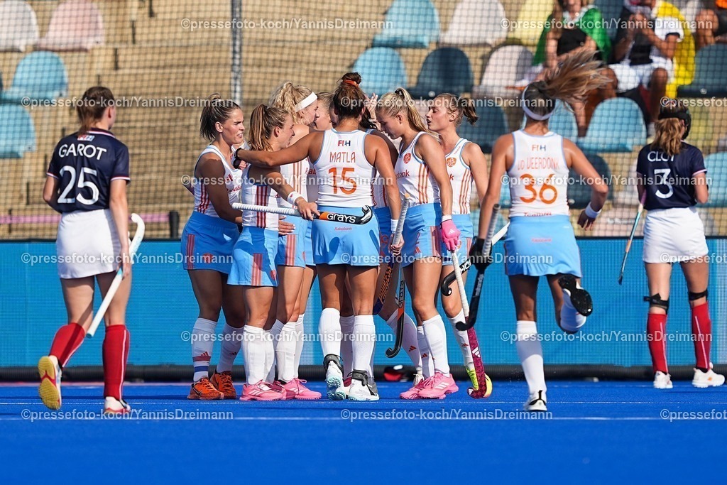 xydrx13082503019 | 13.08.2025, xydrx, Frauen EuroHockey Championship 2025, Gruppenphase, Gruppe A, Niederlande - Frankreich, Sparkassenpark Mönchengladbach: orjubel nach dem Tor zum 2:0 für die Niederländische Feldhockey Nationalmannschaft durch Torschütze Yibbi Jansen (NED #8) zusammen mit Lisa Post (NED #5) und Frederique Matla (NED #15)