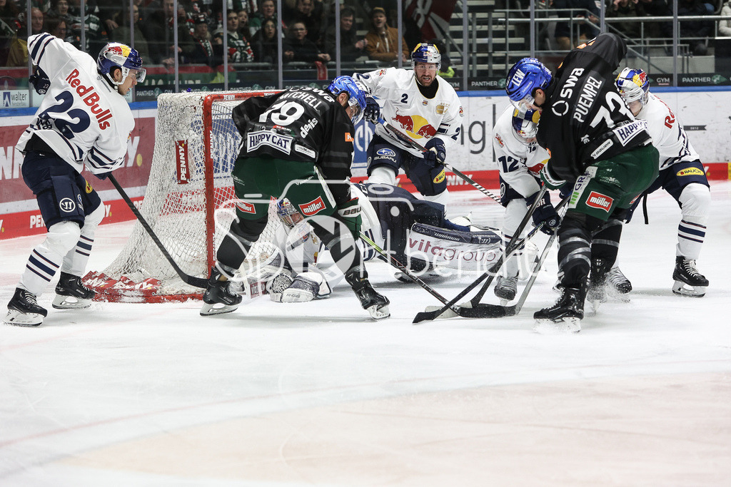 Augsburger Panther - EHC RB München | Augsburgs Matthew PUEMPEL (AEV #73) und Zachery MITCHELL (AEV #18) bringen den Puck nicht an Daniel ALLVENA (RBM #72) vorbei / Torchance