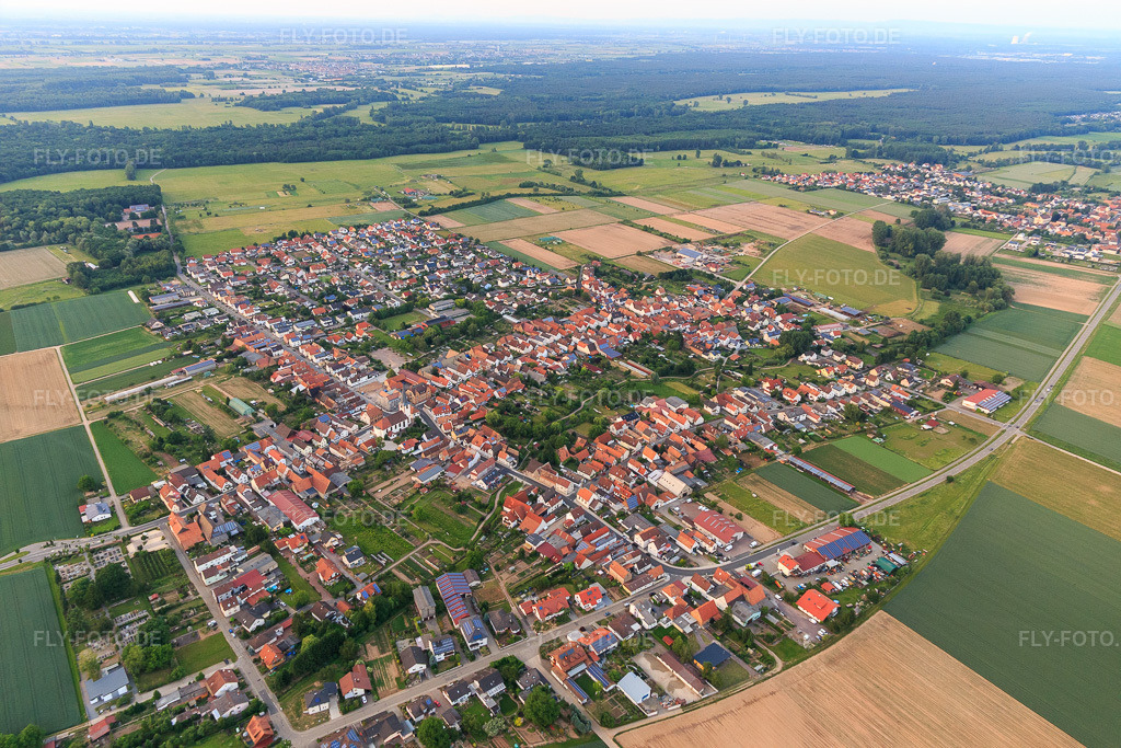 Luftbild: Ortsübersciht aus Südwesten mit Kirche in Ottersheim bei Landau im Bundesland Rheinland-Pfalz in Deutschland. Foto: IMG_100626.jpg vom 01.06.2017 durch Werner Riehm/FLY-FOTO.de