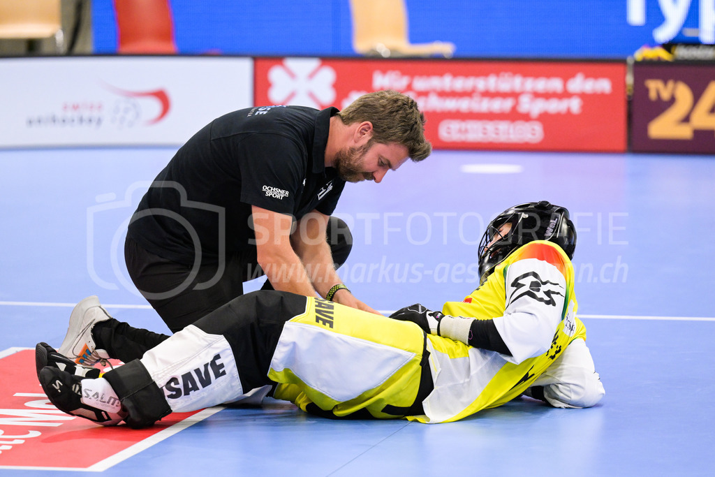 GC Unihockey vs HC Rychenberg - 27. August 2022 | GC Unihockey vs HC Rychenberg
AXA Arena, Winterthur
Physiotherapeut Philipp Purkert (HC Rychenberg) betreut Pascal Meier (#30 HC Rychenberg).
Bild: Sportfotografie Markus Aeschimann | www.markus-aeschimann.ch - Realisiert mit Pictrs.com