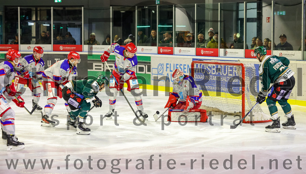 2026-02-15_091_TSV_Erding_gegen_EC_Peiting | Erding, Deutschland, 15.02.2026:Eishockey, Oberliga Süd 2025 / 2026, 47. Spieltag, TSV Erding gegen EC Peiting, Endergebnis: 4:5Erik Modlmayr (Erding Gladiators, #21), Moritz Köttstorfer (EC Peiting, #44), Torwart Tommi Steffen (EC Peiting, #1), Maximilian Forster (Erding Gladiators, #81)Foto: Christian Riedel / fotografie-riedel.net