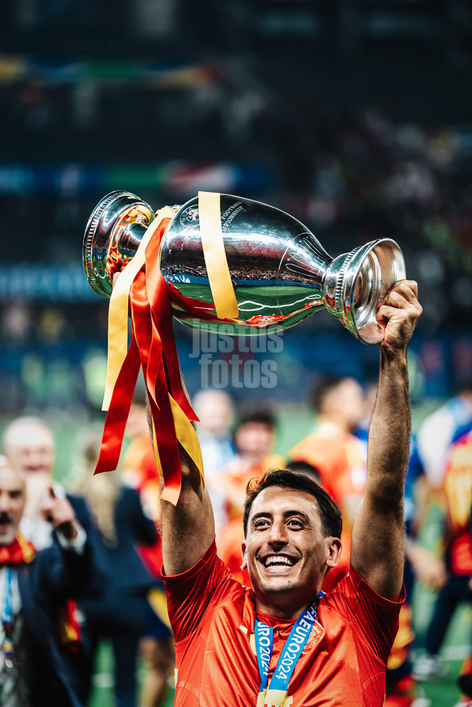 Fußball | Herren | UEFA-Fußball-Europameisterschaft 2024 | Finale | Spanien vs. England | 14.07.2024 | Mikel Oyarzabal (#21, Spanien) mit dem Pokal