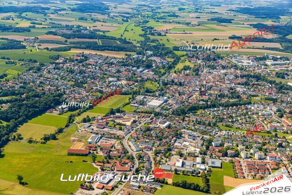 Luftaufnahme von Vilsbiburg - Die Luftaufnahme wurde 2025 vom UL-Flugzeug heraus erstellt ( keine Drohne ) - Hochauflösende Luftaufnahme - für professionelle Ausdrucke geeignet. Die Geschenkidee !Mit Lizenz und Bildrechte bestellbar