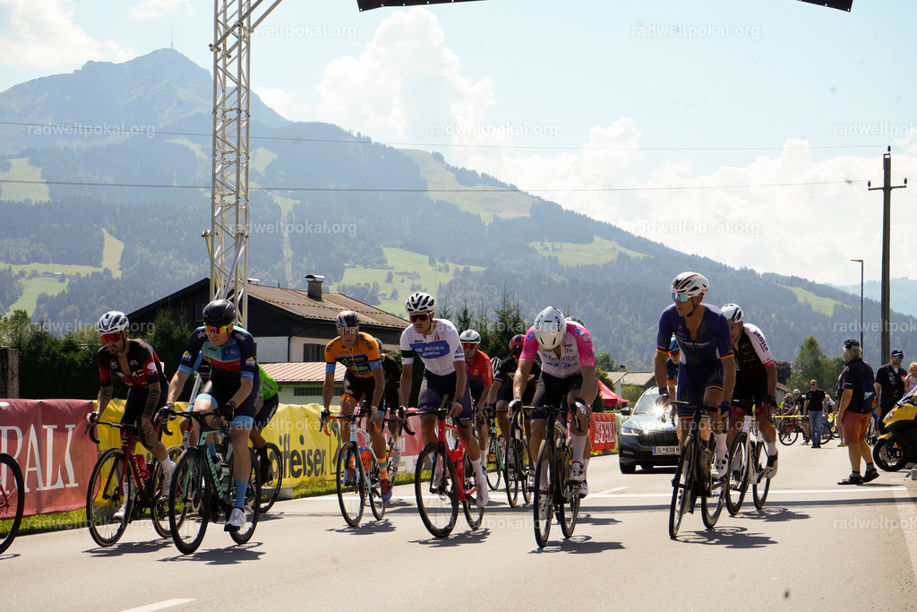 212_20230817_Bewerb_Maenner_Muehlanger | AUT - OESTERREICH, 2023-08-16: SPORT RENNRAD-FAHREN - 55. INTERNATIONALER RADWELTPOKAL IN ST. JOHANN IN TIROL  - Vintage-Radrennen mit WM-Bronze-Medaillen-Siegerin Christina Schweinberger, den Teilnehmer und Alexander Baumann (vom Orginastions-Team) - TAG 2 BEWERB MAENNER IN SECHS GRUPPEN  ; Foto: Roland Muehlanger