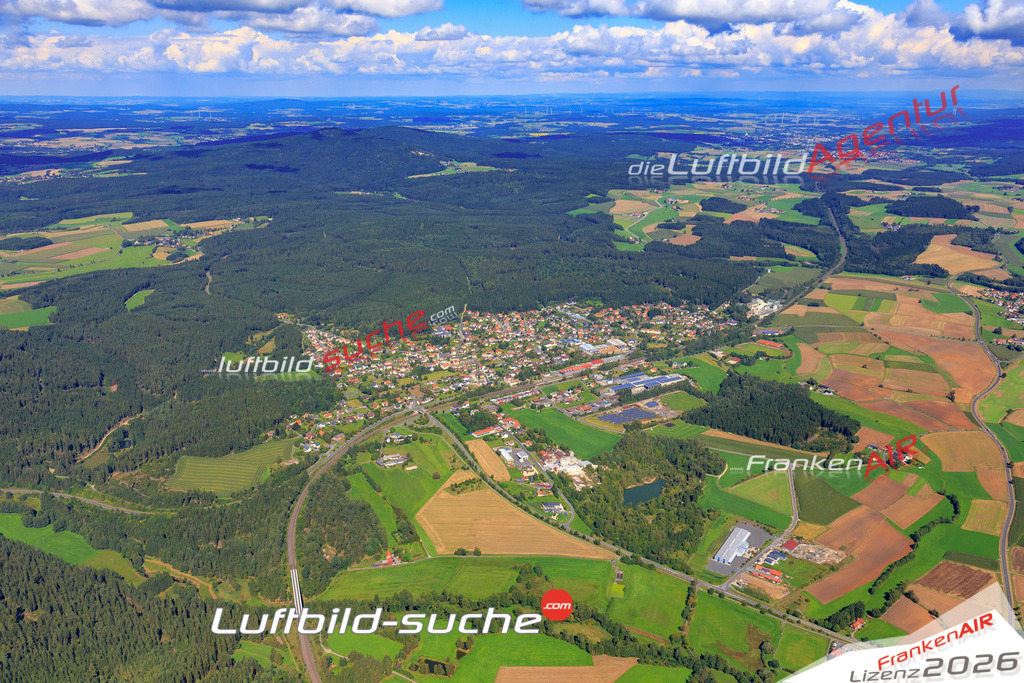 Die Luftaufnahme der Stadt Neusorg wurde 2017 vom Flugzeug heraus erstellt ( keine Drohne )- hohe Auflösung für beste Qualität