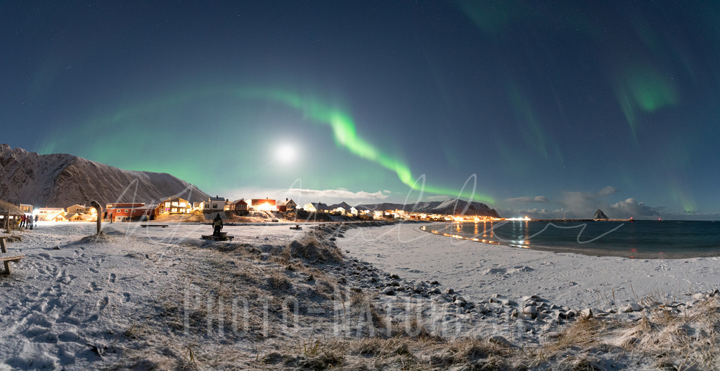 Nordlicht Panorama | Nordlichter und der helle Vollmond auf einem Panoramabild - Realisiert mit Pictrs.com