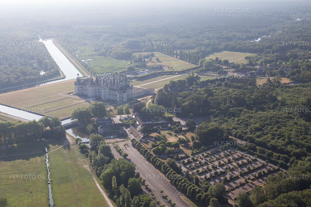 Luftbild: Ortsansicht in Chambord im Bundesland Loir-et-Cher in Frankreich. Foto: IMG_082120.jpg vom 20.06.2015 durch Werner Riehm/FLY-FOTO.de