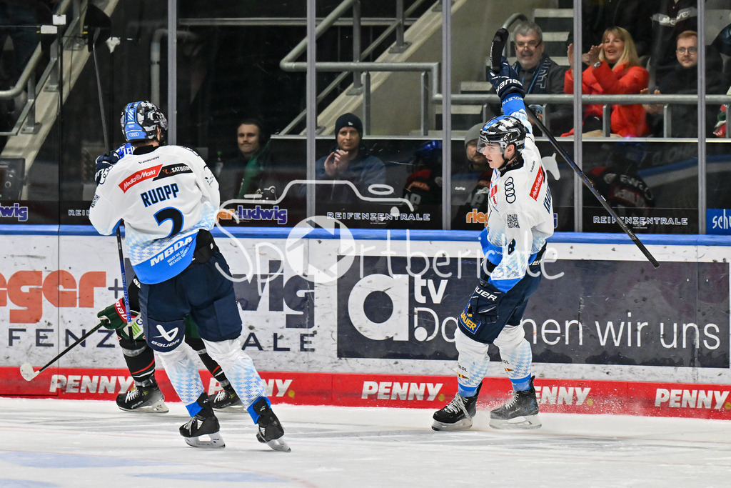 Augsburger Panther - ERC Ingolstadt | Jubel der Gaeste nach dem Treffer zum 2-5 druch Philipp KRAUSS (ERC Ingolstadt #8) /  Freude / Happy / Tor / Torschuetze / DEL: Augsburger Panther - ERC Ingolstadt, Curt Frenzel Stadion am 26.01.2025