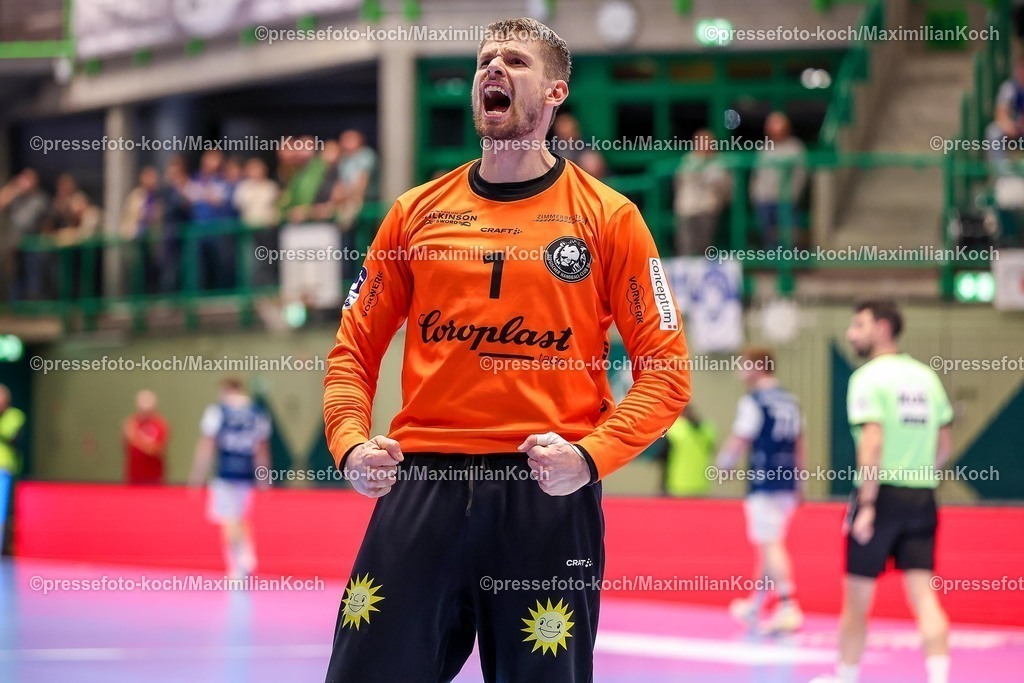 BHC11122501030 | 11.12.2025, Handball, HBL, Bergischer HC - ThSV Eisenach, Unihalle Wuppertal: Torhüter Christopher Rudeck (BHC #01) jubelnd auf dem Spielfeld