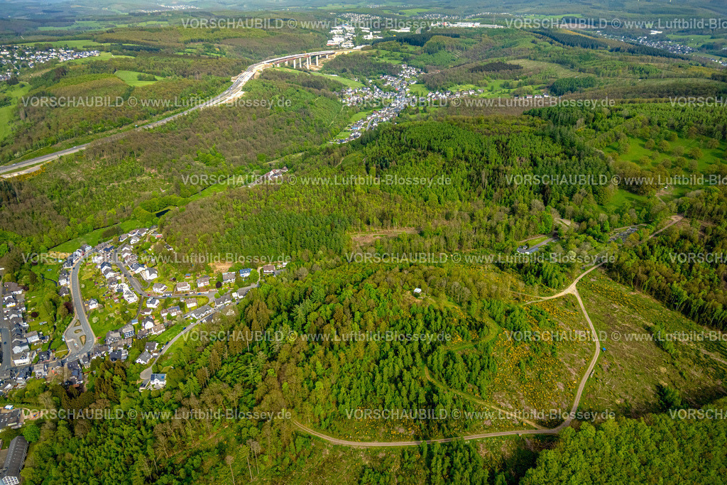 Wilnsdorf240502423 | Luftbild, Hügellandschaft Waldgebiet mit Waldschäden, Weltkriegsdenkmal im Wald und Burgbergfriedhof Eisern, hinten Ortsansicht Rinsdorf und Talbrücke Rinsdorf Bauarbeiten Baustelle und Neubau an der Autobahn A45 Sauerlandlinie, Stadtgrenze Wilnsdorf, Eisern, Siegen, Siegerland, Nordrhein-Westfalen, Deutschland