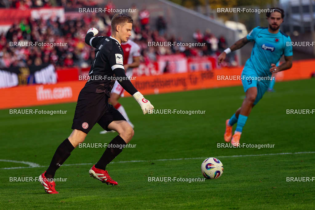 Rot-Weiss Essen - Viktoria Köln - 3.Liga | Essen, Deutschland, 18.10.2025 Jakob Golz  (Rot-Weiss Essen) Einzelaktion während des 3.Liga Spiels zwischen Rot-Weiss Essen- Viktoria Köln im Stadion an der Hafenstraße am 01.08.2025 in Essen. (Foto von Timo Bluhmki-Schmidt/ Brauer Fotoagentur