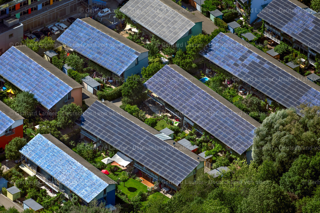 4033624 | FREIBURG IM BREISGAU 30.06.2020 Wohngebiet der Mehrfamilienhaussiedlung " Solarsiedlung am Schlierberg " an der Straße Ziegelweg im Ortsteil Wiehre in Freiburg im Breisgau im Bundesland Baden-Württemberg, Deutschland. // Residential area of the multi-family house settlement " Solarsiedlung on Schlierberg " on street Ziegelweg in the district Wiehre in Freiburg im Breisgau in the state Baden-Wuerttemberg, Germany. Foto: Gerhard Launer