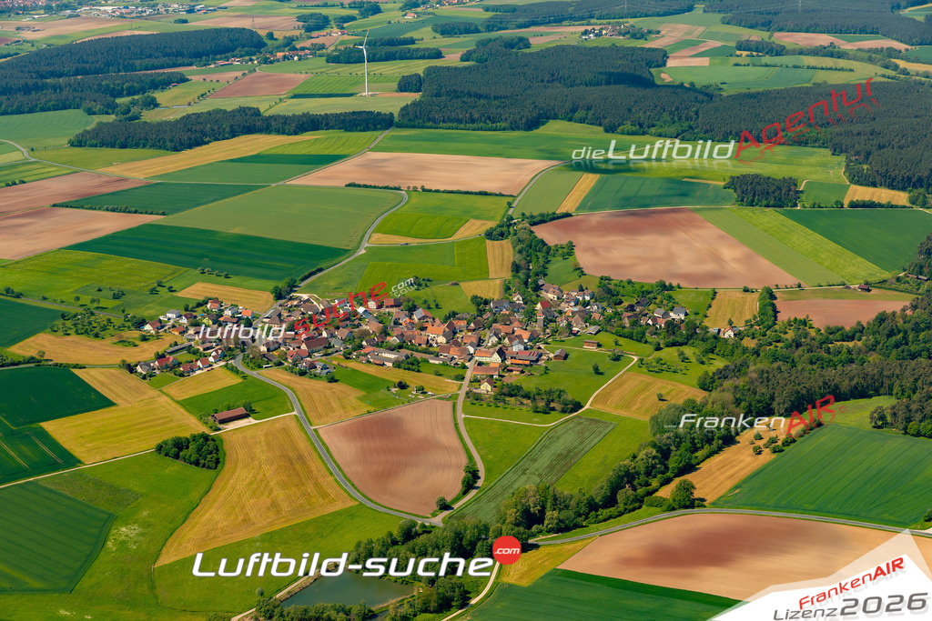 Das Luftbild zeigt : Neidhardswinden Emskirchen - Die Luftaufnahme wurde 2024 vom UL-Flugzeug aus erstellt ( keine Drohne ) - Hochauflösende Luftaufnahme - Für grossformatige Ausdrucke geeignet. Die Geschenkidee !Mit Lizenz und Bildrechte bestellbar