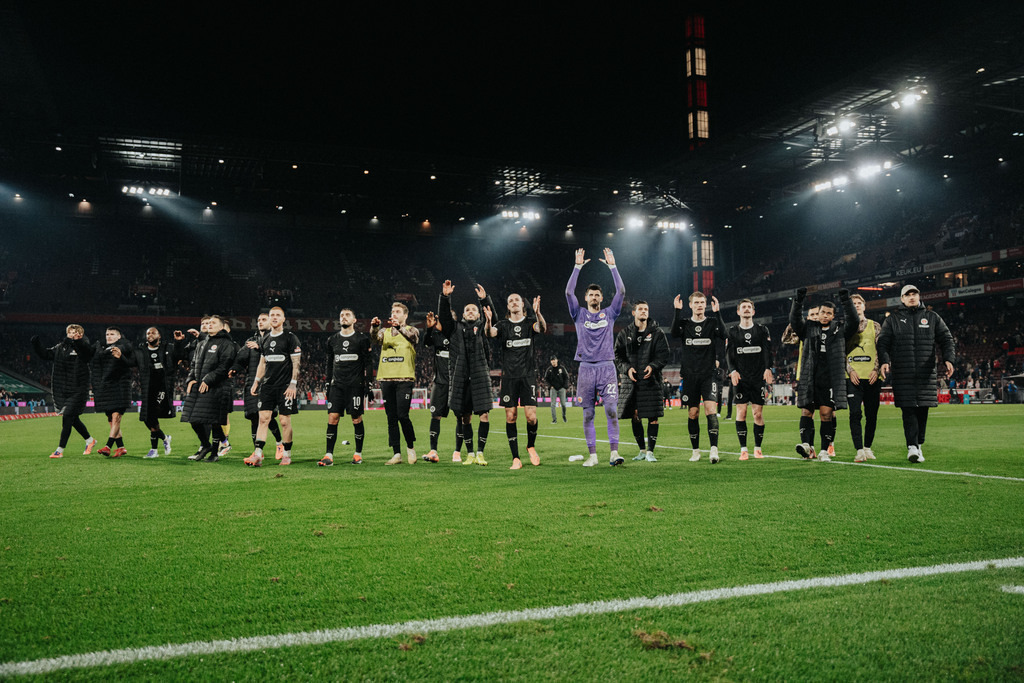 FCS07164 | Der offizielle Shop für FC St. Pauli Fotos. Wähle aus Spielszenen & Fanmomenten dein FCSP Wunschformat. Wir liefern Millerntor-Atmosphäre.