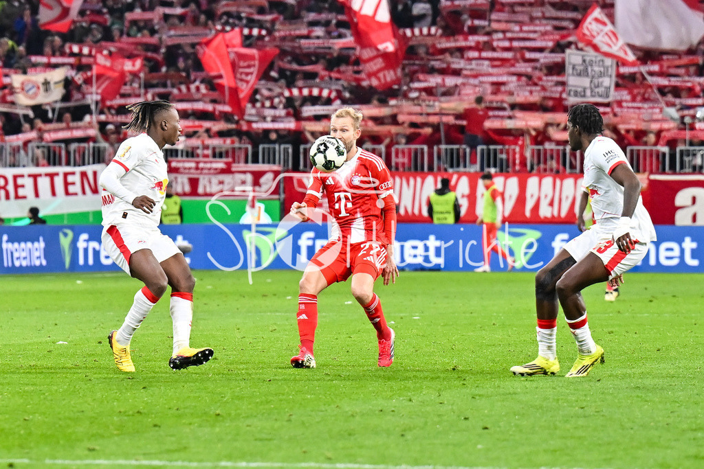 FC Bayern München - RB Leipzig | MUNICH, GERMANY - 11. FEBRUARY: im Duell Yan DIOMANDE (RB Leipzig 49), Konrad LAIMER (FC Bayern Munich 27) und Castello LUKEBA (RB Leipzig 23) während dem Spiel zwischen dem FC Bayern München und RB Leipzig beim Viertelfinale des DFB-Pokales in der Allianz Arena