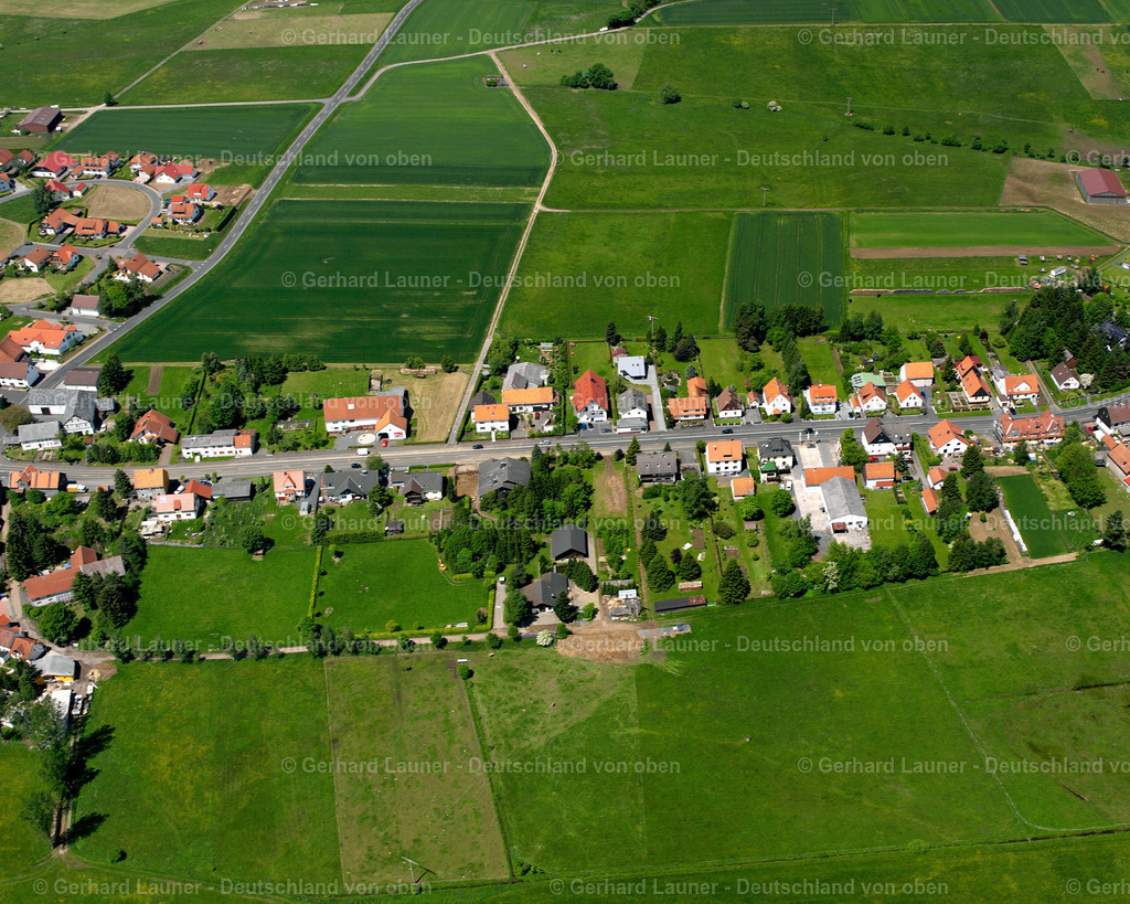 2615358 | Grebenhain 09.06.2006 Landwirtschaftliche Nutzflächen und Feldgrenzen  umsäumen das Siedlungsgebiet des Dorfes in Crainfeld im Bundesland Hessen, Deutschland // Agricultural land and field boundaries surround the settlement area of the village  in Crainfeld in the state Hesse, Germany Foto: Gerhard Launer