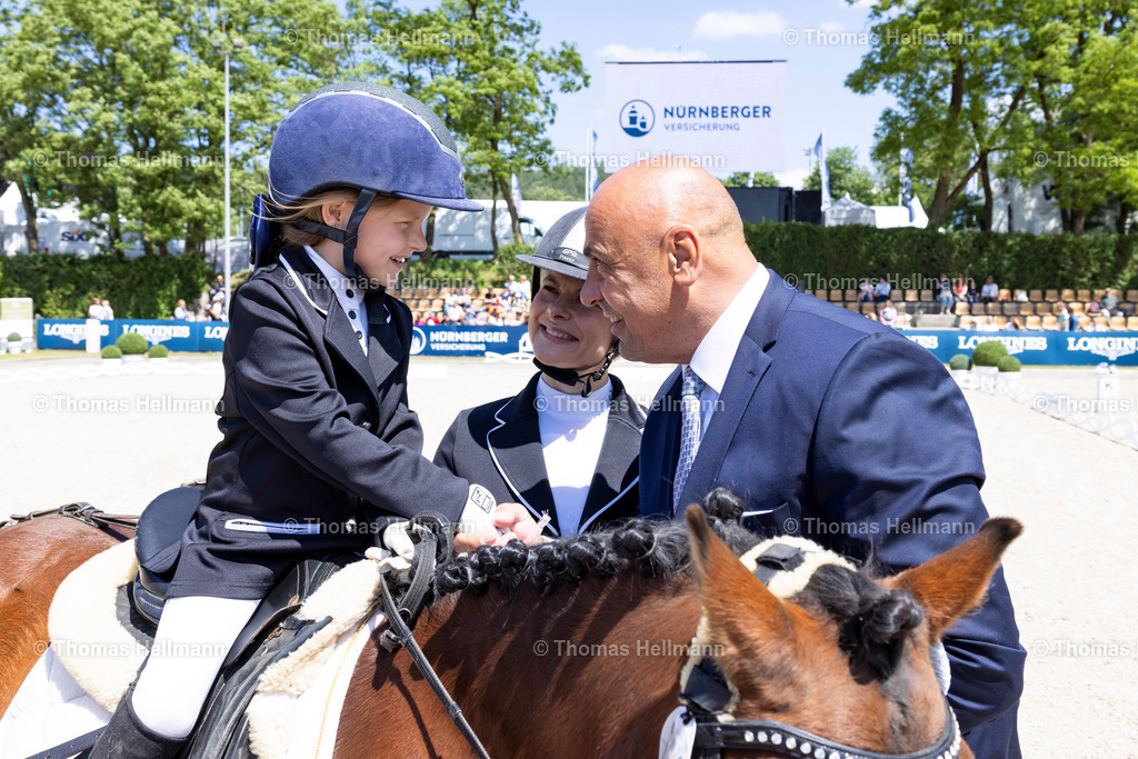 TH_Führzügel-Wetbewerb_19389 | Longines Balve Optimum 2024 am 08.06.24 in Balve, Schloss Wocklum, Thomas Hellmann, Führzügel-Wetbewerb