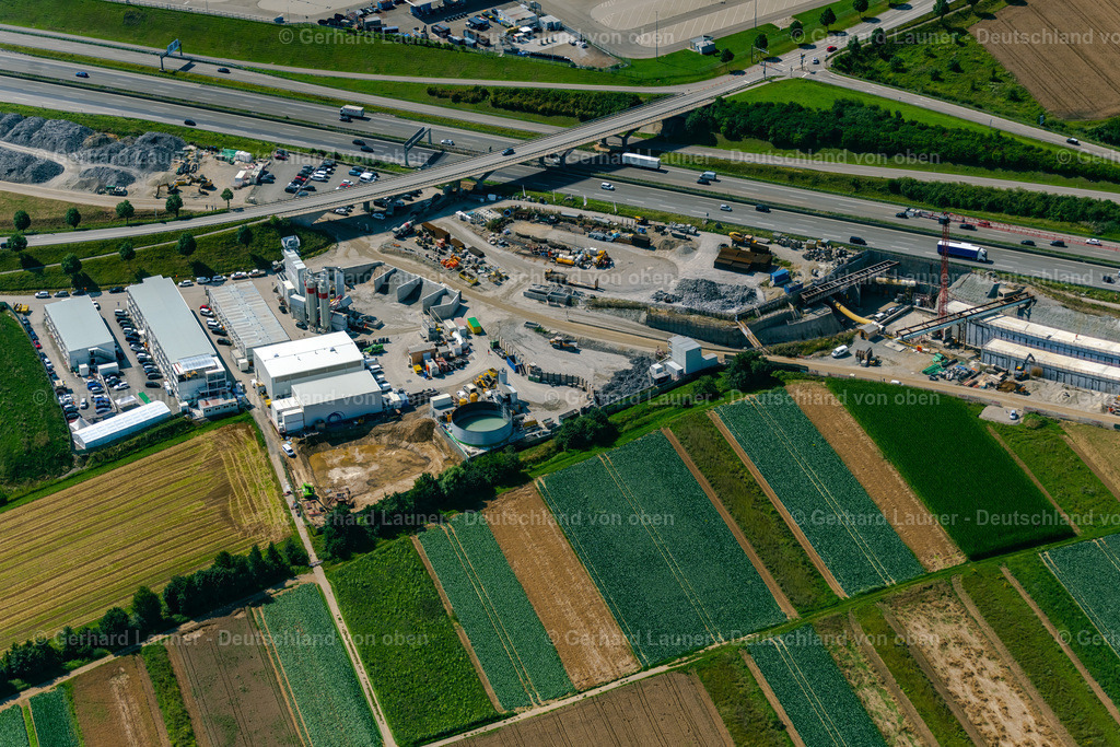 4047177 | STUTTGART 11.08.2021 Baustelle mit Tunnelführungsarbeiten für die Streckenführung und den Verlauf " Flughafentunnel " parallel zum Verlauf der Autobahn BAB A8 in Stuttgart im Bundesland Baden-Württemberg, Deutschland. Weiterführende Informationen bei: CDM Smith Consult GmbH,  GBI Gackstatter Beratende Ingenieure GmbH,  Max Bögl Bauservice GmbH &amp; Co. KG,  Vössing Ingenieurgesellschaft mbH. // Construction site with tunneling work for the route and the "airport tunnel" course parallel to the course of the A8 motorway in the Plieningen district of Stuttgart in the state Baden-Wuerttemberg, Germany. Further information at: CDM Smith Consult GmbH,  GBI Gackstatter Beratende Ingenieure GmbH,  Max Boegl Bauservice GmbH &amp; Co. KG,  Voessing Ingenieurgesellschaft mbH. Foto: Gerhard Launer