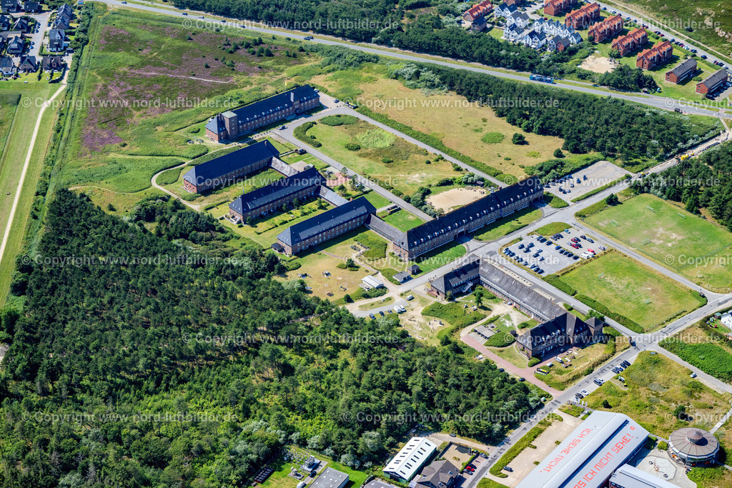 Sylt_Rantum_Ehemals_Kaserne_Steger_Hüs_ELS_5217130825 | SYLT 13.06.2025 Ferienhaus Anlage " Steger-Hüs " an der Straße Am Torbogen in Sylt Nordsee - Insel im Bundesland Schleswig-Holstein, Deutschland. Weiterführende Informationen bei: Söl-Service GmbH. // Holiday house plant of the park " Steger-Hues " on street Am Torbogen in Sylt North Sea Island in the state Schleswig-Holstein, Germany. Further information at: Soel-Service GmbH. Foto: Martin Elsen