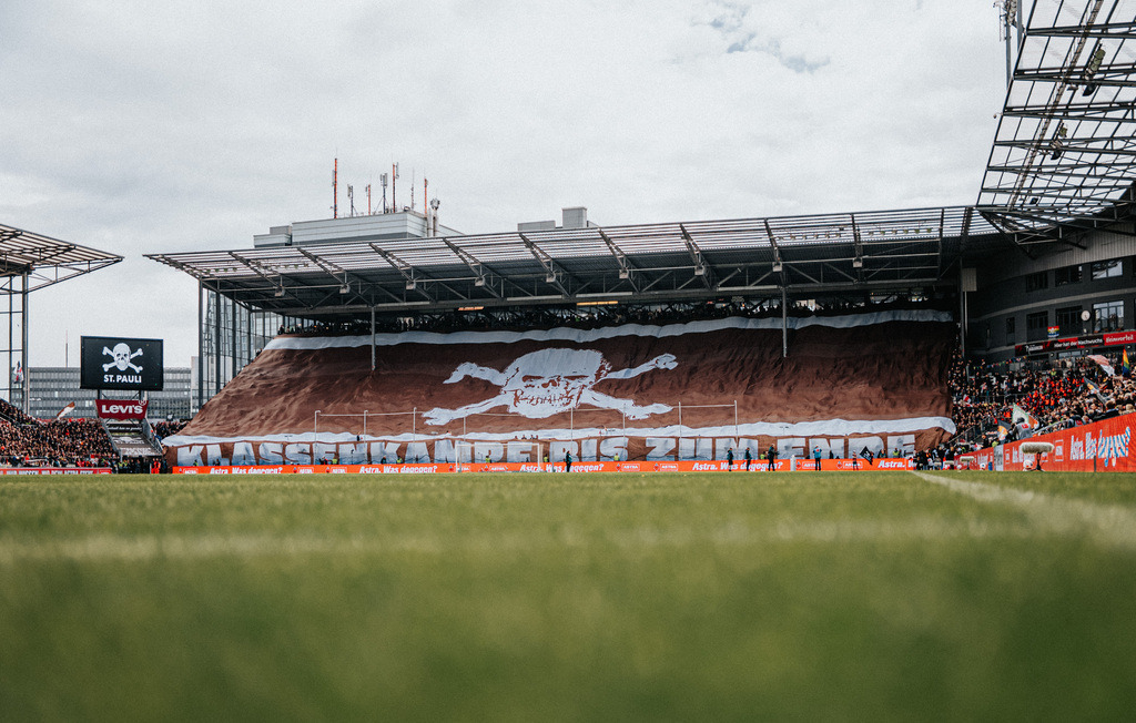 FCSP_YD-4301 | Der offizielle Shop für FC St. Pauli Fotos. Wähle aus Spielszenen & Fanmomenten dein FCSP Wunschformat. Wir liefern Millerntor-Atmosphäre.